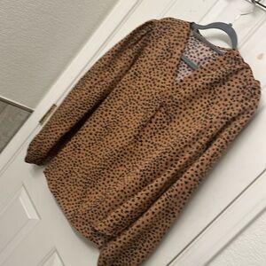 Nice woman’s  top size XL VERY LIGHT MATERIAL